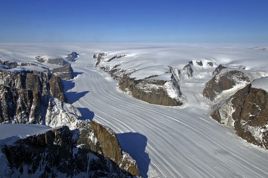 Grenlandzki lód kryje ogromny kanion.